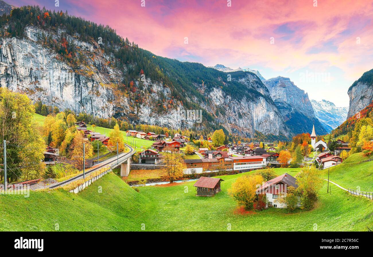 Vista mozzafiato sulla valle di Lauterbrunnen con la splendida cascata di Staubbach e le Alpi svizzere sullo sfondo. Ubicazione: Lauterbrunnen villaggio, Foto Stock