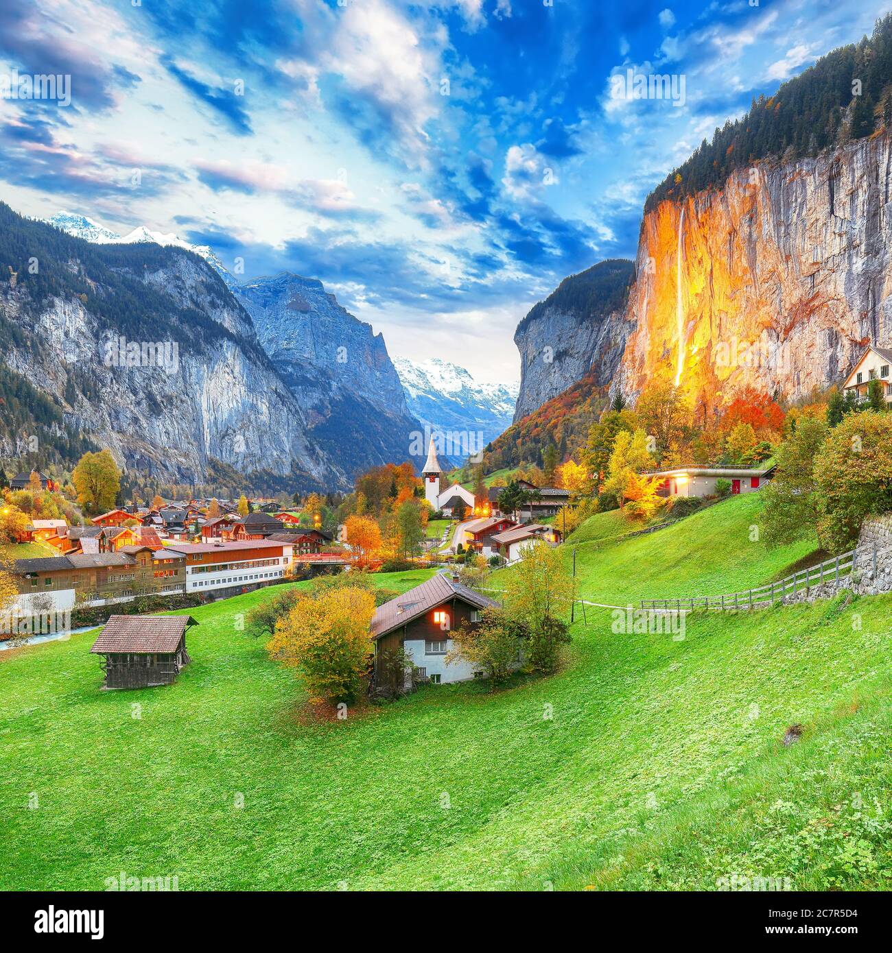 Spettacolare vista autunnale della valle di Lauterbrunnen con la splendida cascata di Staubbach e le Alpi svizzere al tramonto. Località: Lauterbrunnen villaggio, Berner Foto Stock