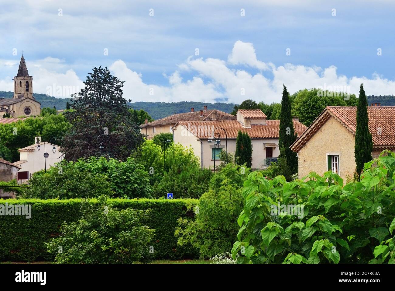 Bella vista sul borgo medievale di Mazan dopo la pioggia di sammer, Provenza, Francia Foto Stock