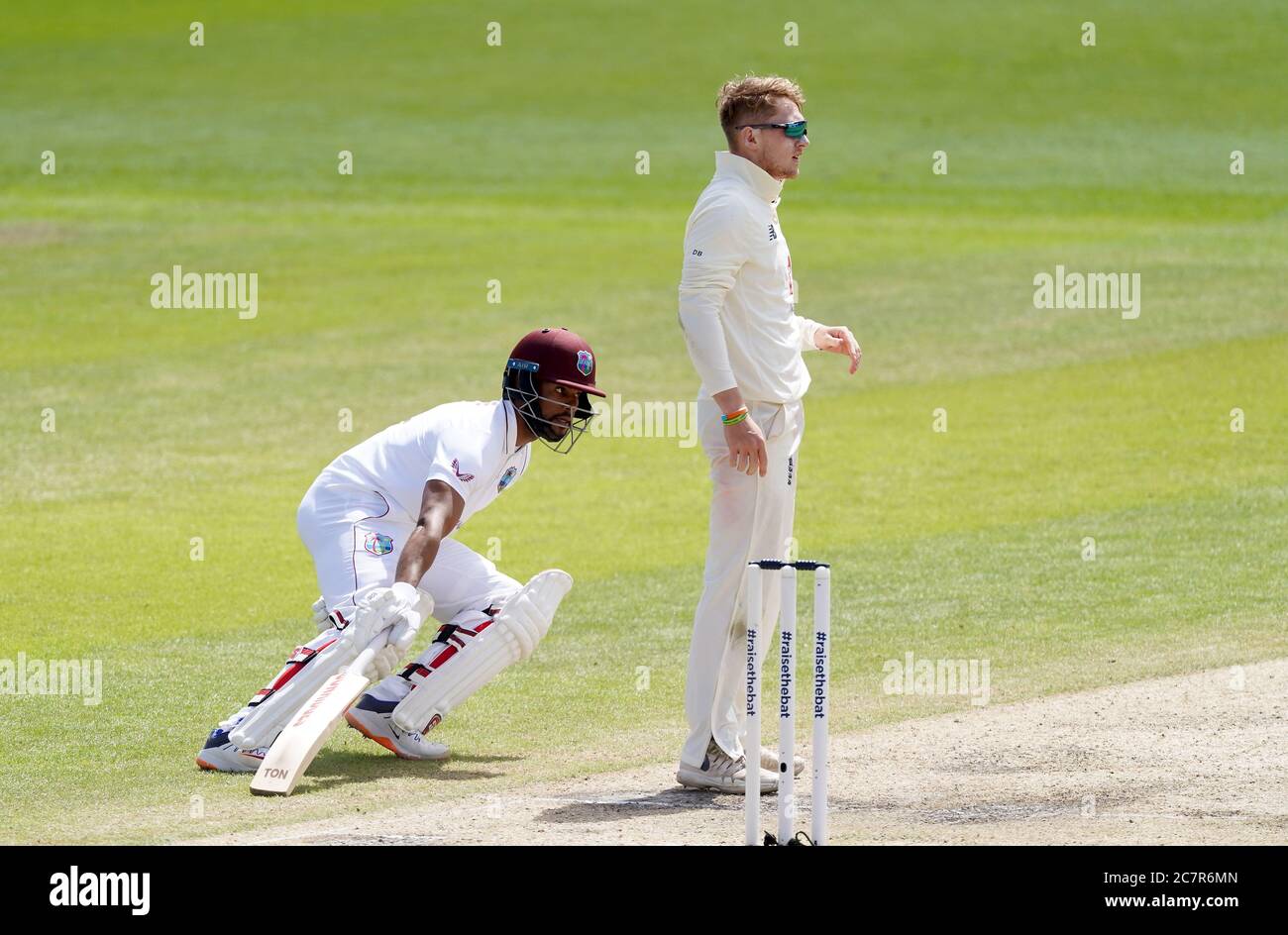 Lo Shai Hope delle Indie Occidentali corre tra i guai mentre il Dom Bess inglese attende la palla durante il quarto giorno del secondo test a Emirates Old Trafford, Manchester. Foto Stock