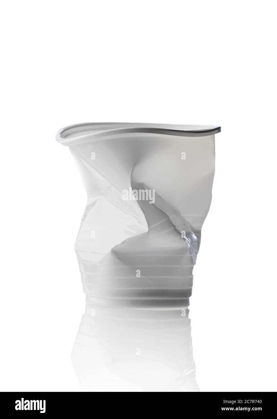 Una tazza di plastica bianca su sfondo bianco Foto Stock