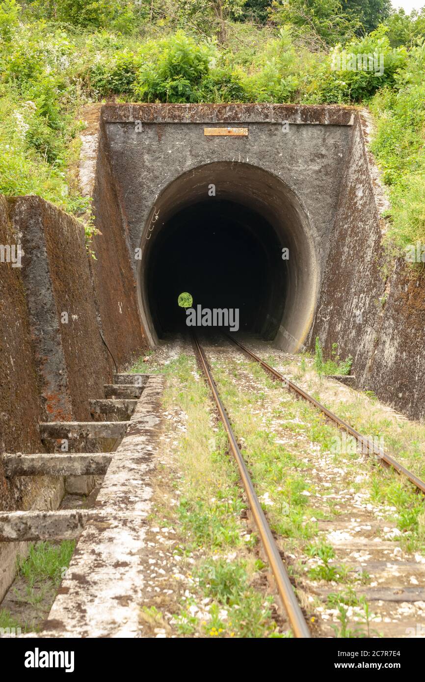Luce alla fine del tunnel ferroviario Foto Stock