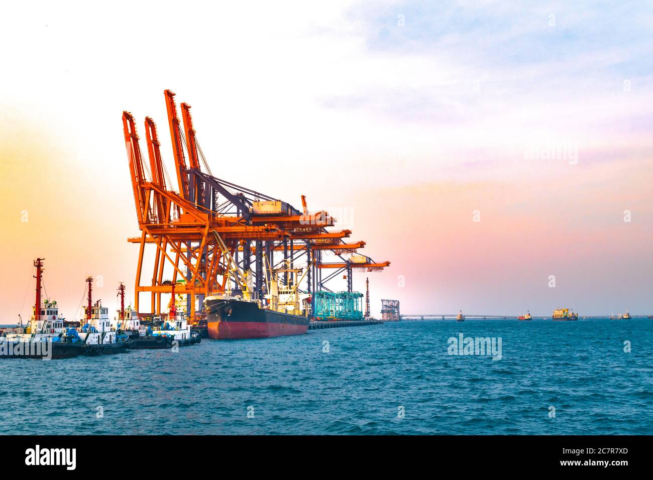 Quay gru in piedi sul molo porto. Attrezzature per la movimentazione di container, macchinari pesanti per l'industria logistica dei container Foto Stock