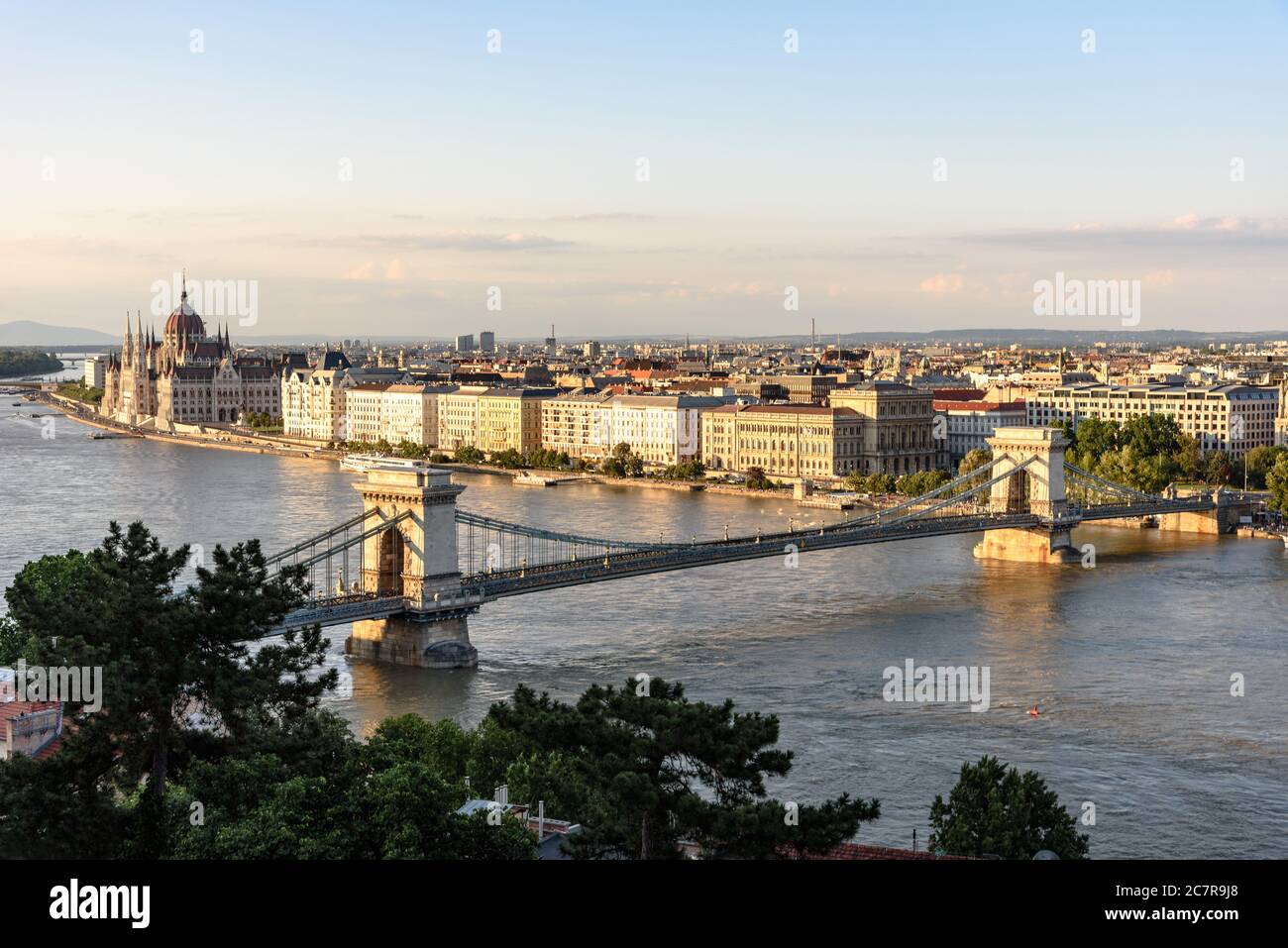 Il Ponte delle catene che attraversa il Danubio a Budapest con l'edificio del parlamento ungherese sullo sfondo Foto Stock