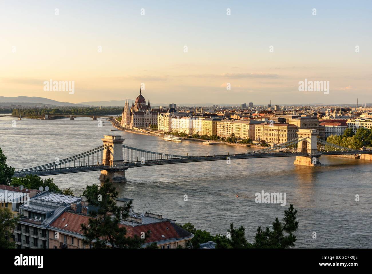 Il Ponte delle catene che attraversa il Danubio a Budapest con l'edificio del parlamento ungherese sullo sfondo Foto Stock