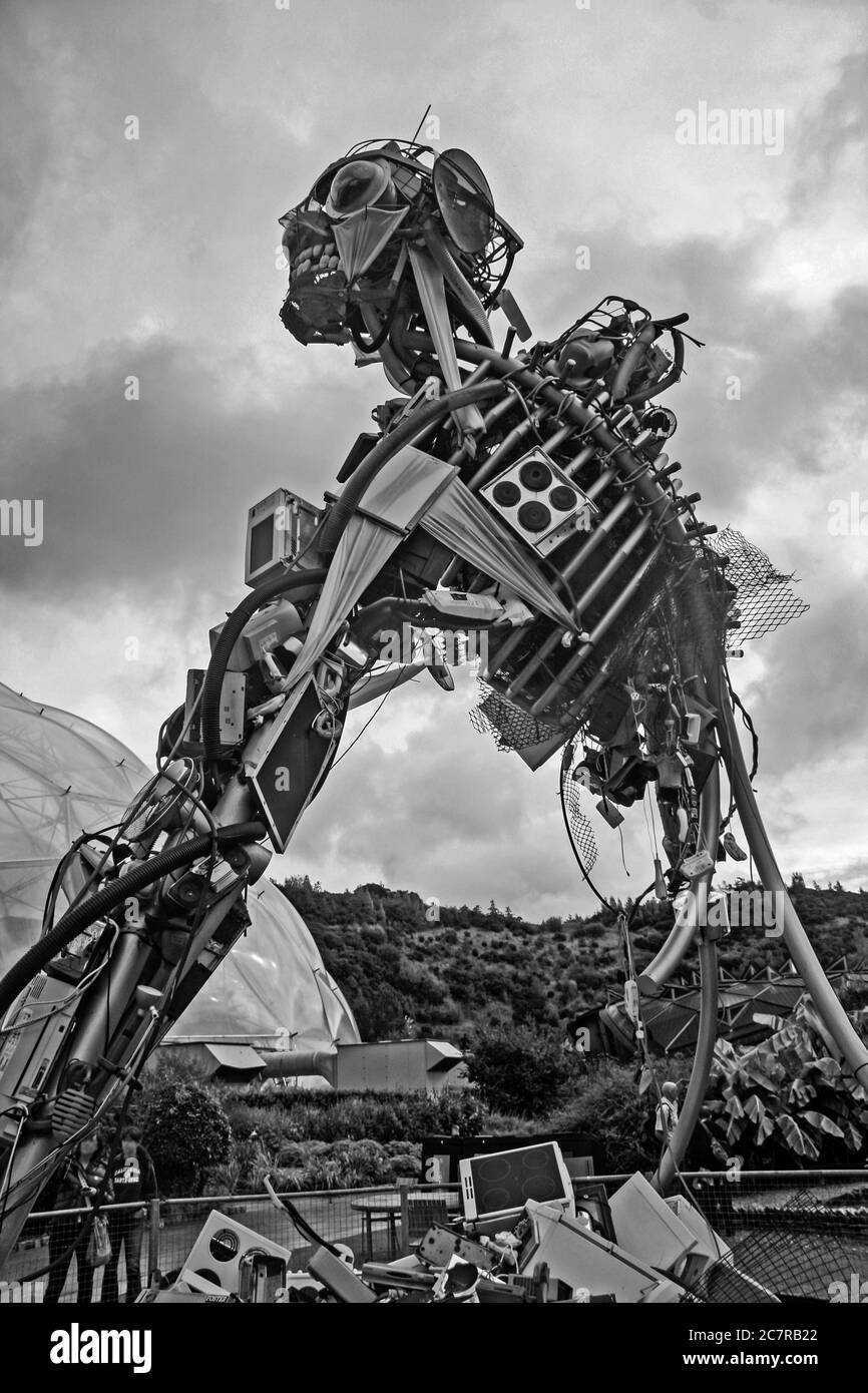 WEEE Waste Man, una scultura costruita da Paul Bonomini nella zona temperata del progetto Eden in Cornovaglia. Bianco e nero. Foto Stock