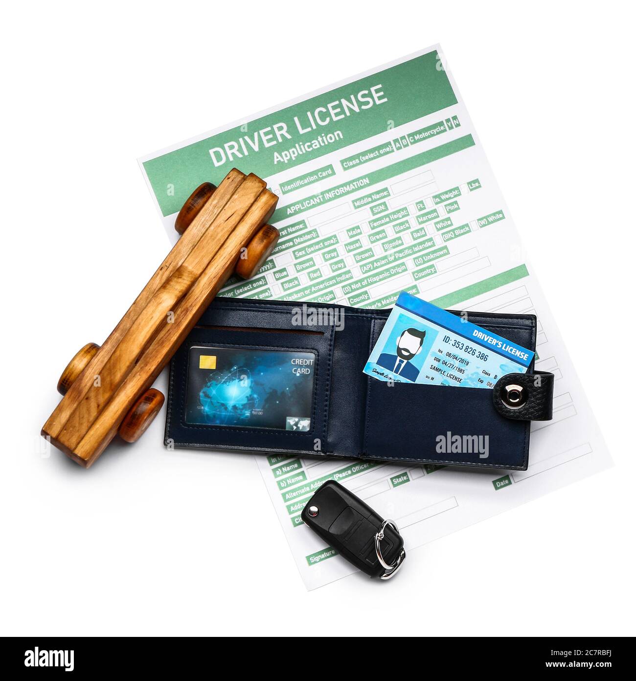 Patente di guida con modulo di richiesta, portafoglio e chiave auto su sfondo bianco Foto Stock