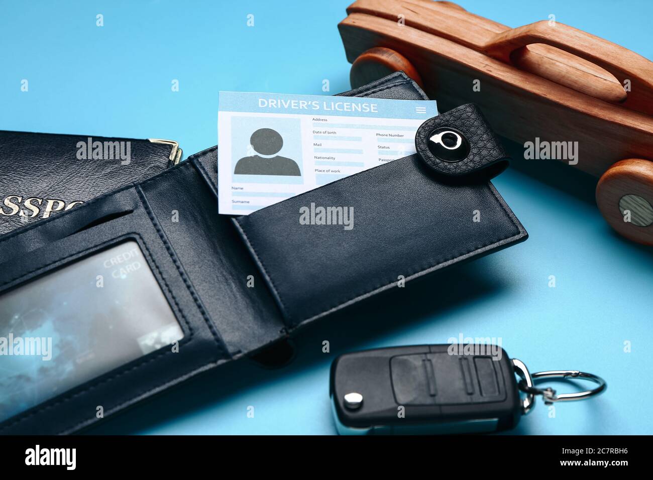 Patente di guida con portafoglio, passaporto e chiave dell'auto su sfondo a colori Foto Stock