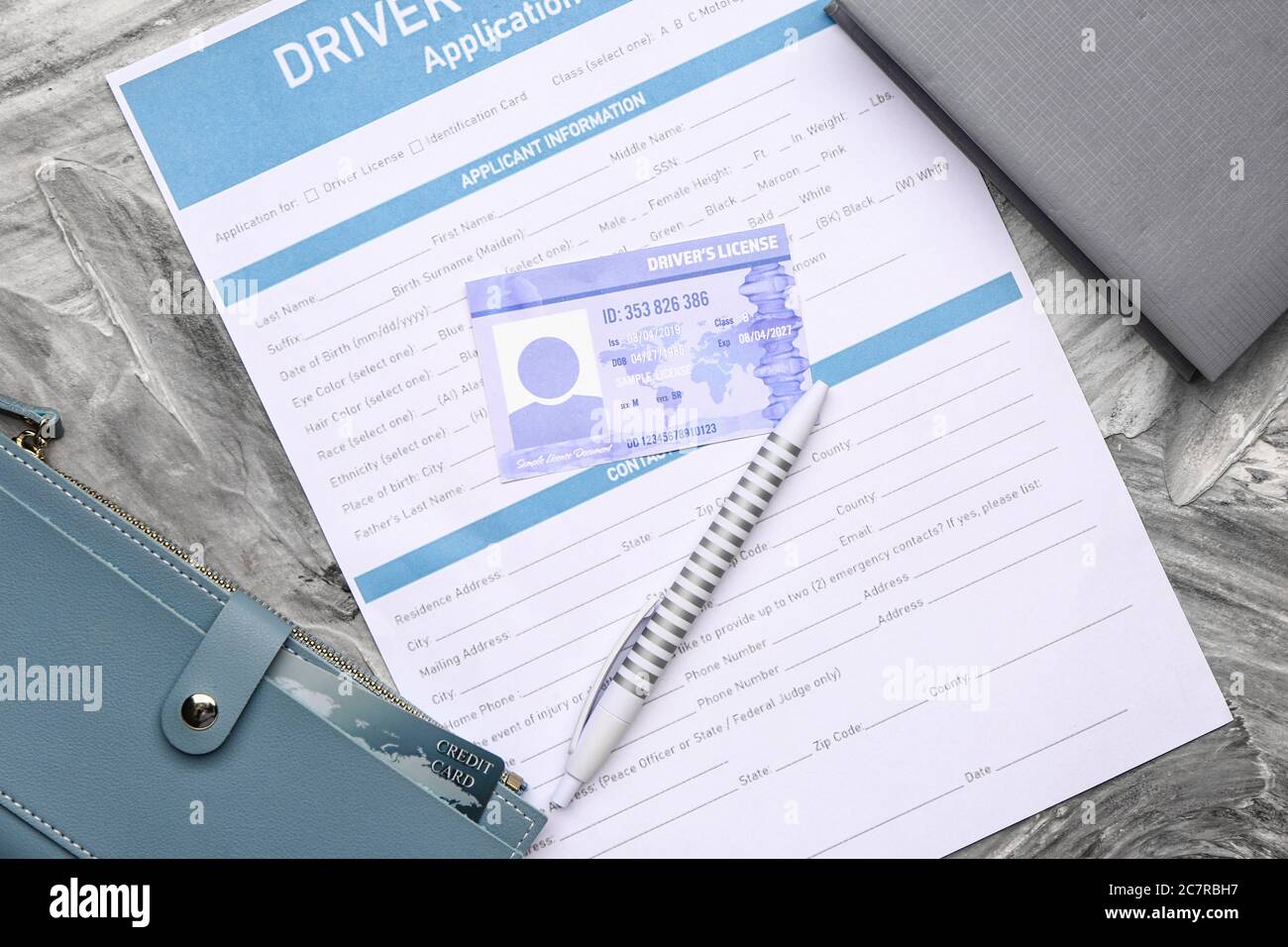 Patente di guida con modulo di richiesta e portafoglio su sfondo grunge Foto Stock