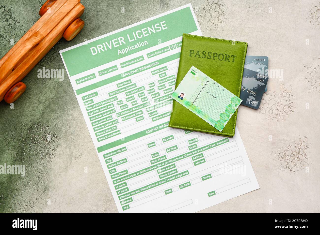 Patente di guida con modulo di richiesta, passaporto e carte di credito su sfondo a colori Foto Stock