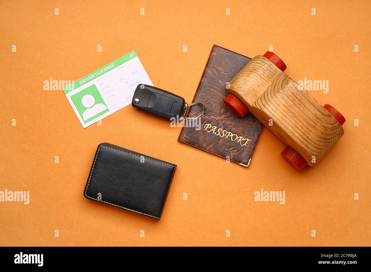 Patente di guida con passaporto, chiave dell'auto e portafoglio su sfondo a colori Foto Stock