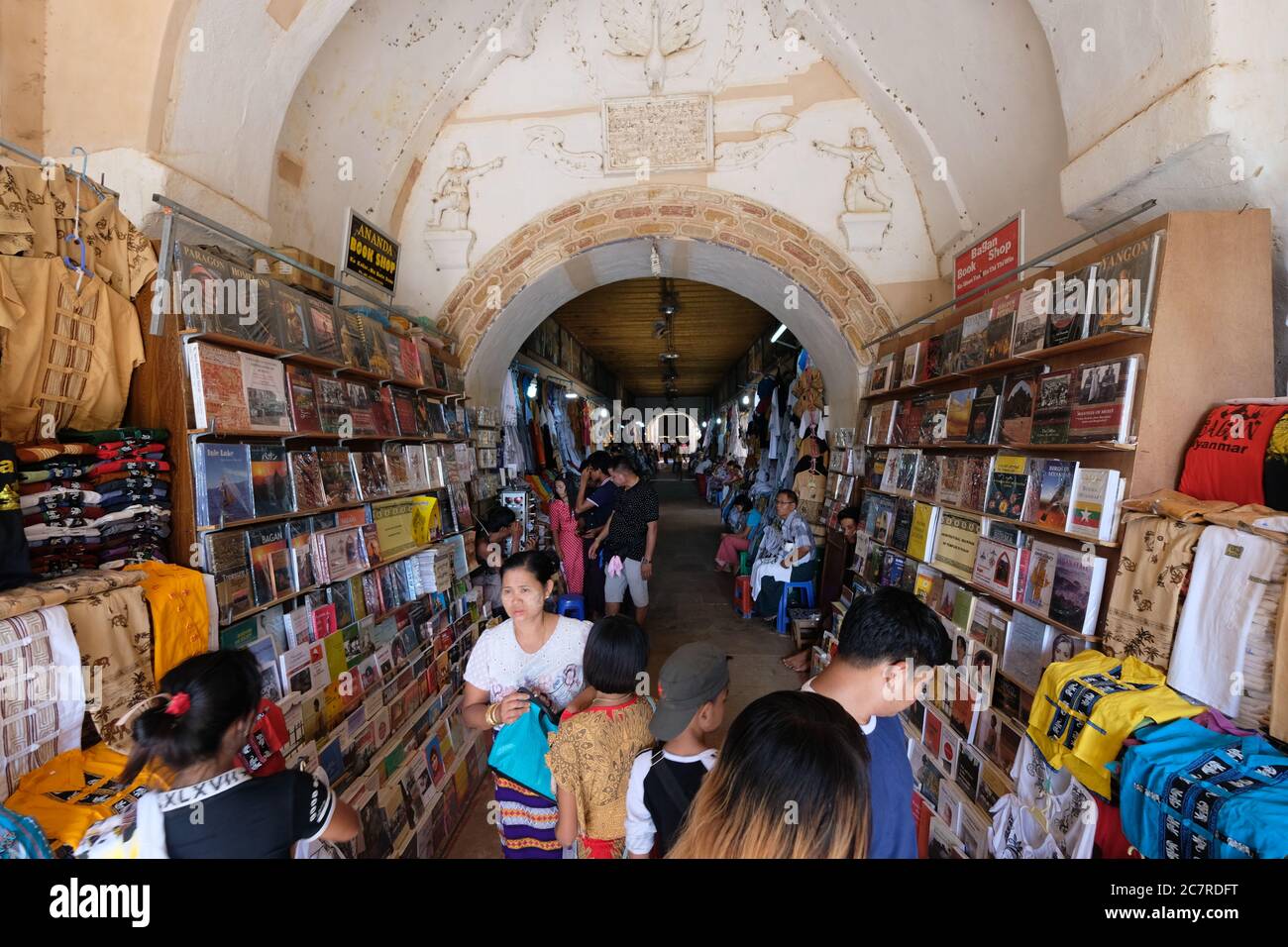 Mercato all'interno del Tempio di Ananda. Birmano che vende libri, vestiti e souvenir. Grandangolo Foto Stock