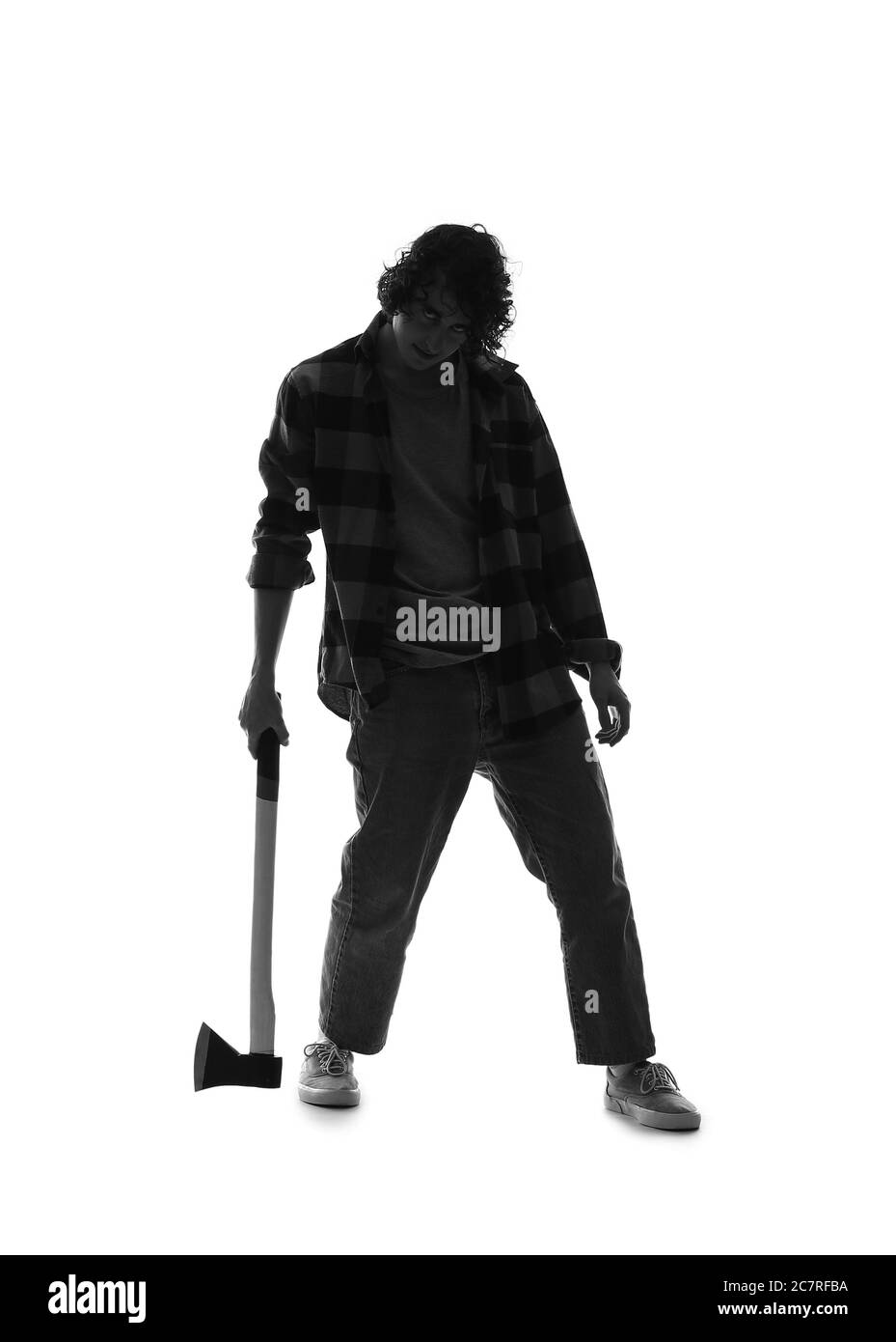 Silhouette di maniaco con ascia su sfondo bianco Foto Stock
