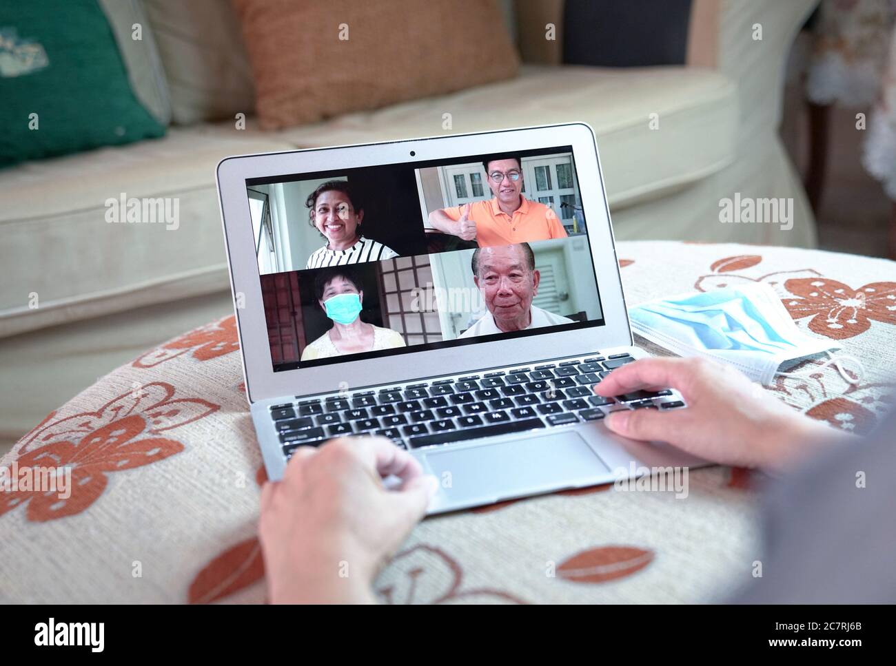 Videoconferenza e chat via computer portatile a casa Foto Stock