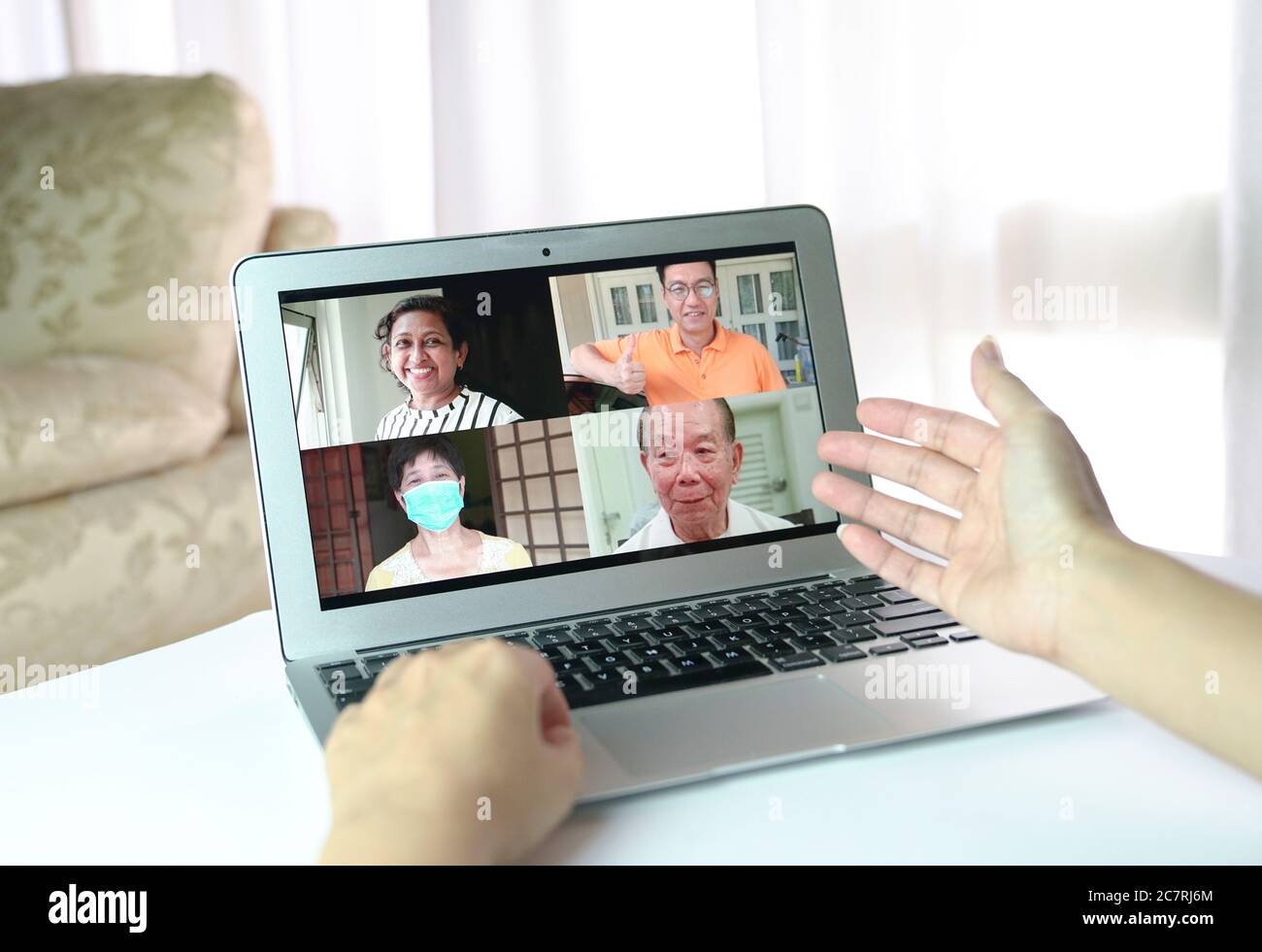 Videoconferenza e chat via computer portatile a casa Foto Stock