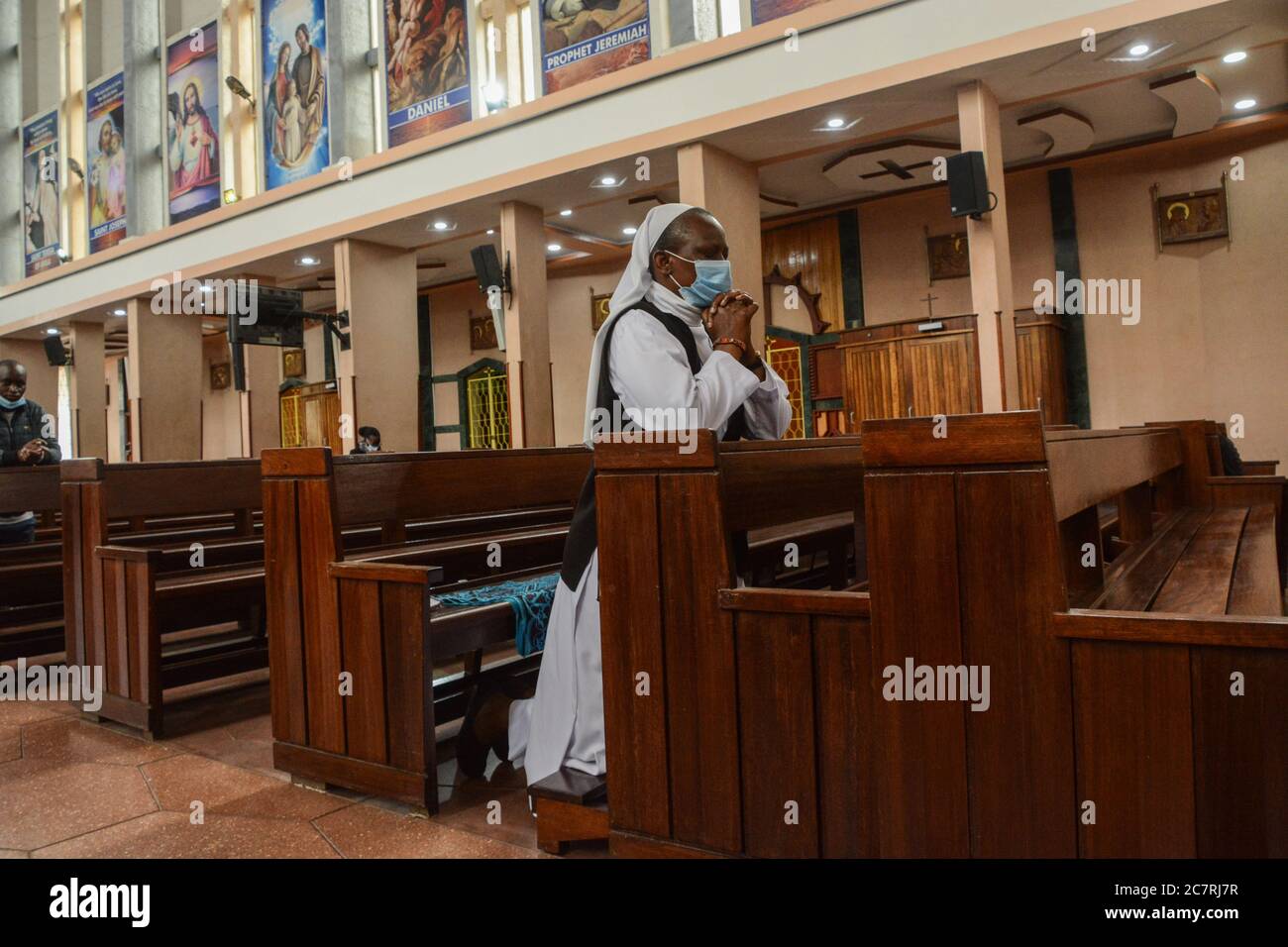 Nairobi, Kenya. 18 luglio 2020. Un cristiano suora assiste alla messa nella Basilica della Santa Famiglia con un facemask dopo la riapertura delle Chiese nel paese in mezzo alla pandemia COVID-19.le persone sotto i 13 anni e quelle sopra i 58 anni non sono state autorizzate a partecipare a una messa che ha visto non più di 100 congregati in presenza. Il Kenya ha finora registrato 12,750 casi di coronavirus, 4,440 riprese e 225 decessi. Credit: SOPA Images Limited/Alamy Live News Foto Stock