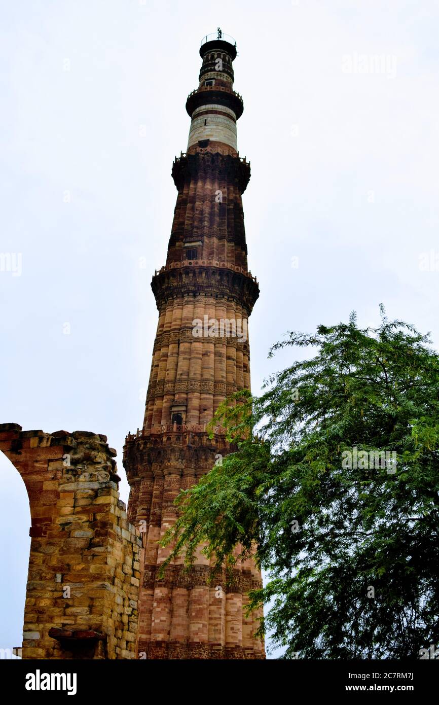 Qutub Minar Nuova Delhi, India, il minareto più alto in India è una torre in marmo e arenaria rossa che rappresenta l'inizio del dominio musulmano, Qutub min Foto Stock