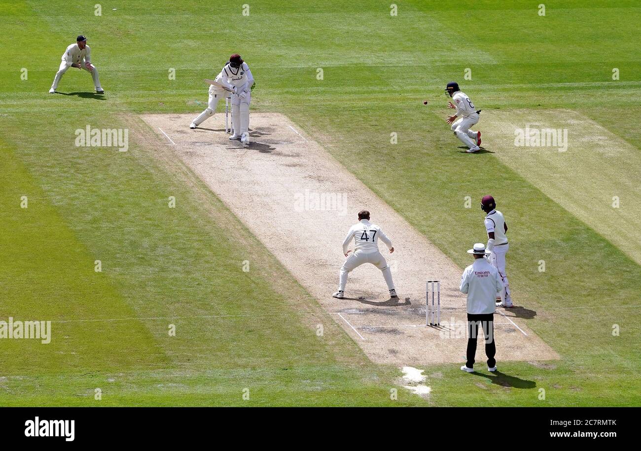 Alzarri Joseph delle Indie Occidentali viene catturato da Ollie Pope (a destra) fuori dal bowling di Dom Bess durante il quarto giorno del secondo test a Emirates Old Trafford, Manchester. Foto Stock