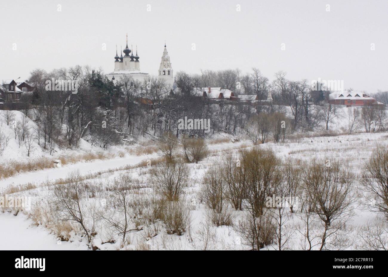 Vista della Chiesa ortodossa della Chiesa ascensione a Suzdal in inverno. Foto Stock