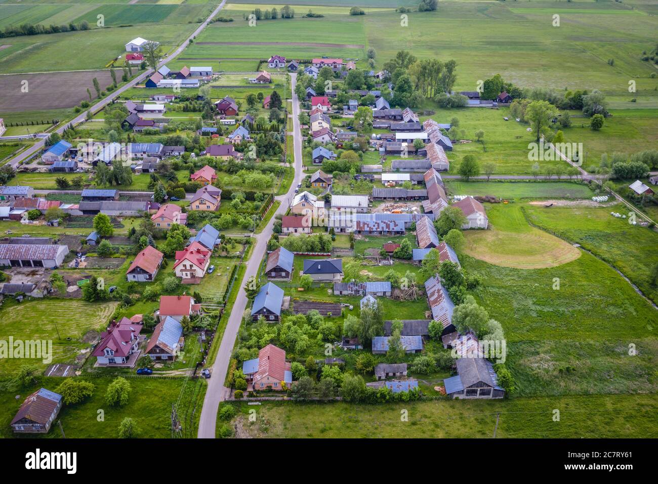 Veduta aerea del villaggio di Jaczew nel distretto amministrativo di Gmina Korytnica, all'interno della contea di WGrow, Voivodato Masoviano, nella Polonia centro-orientale Foto Stock