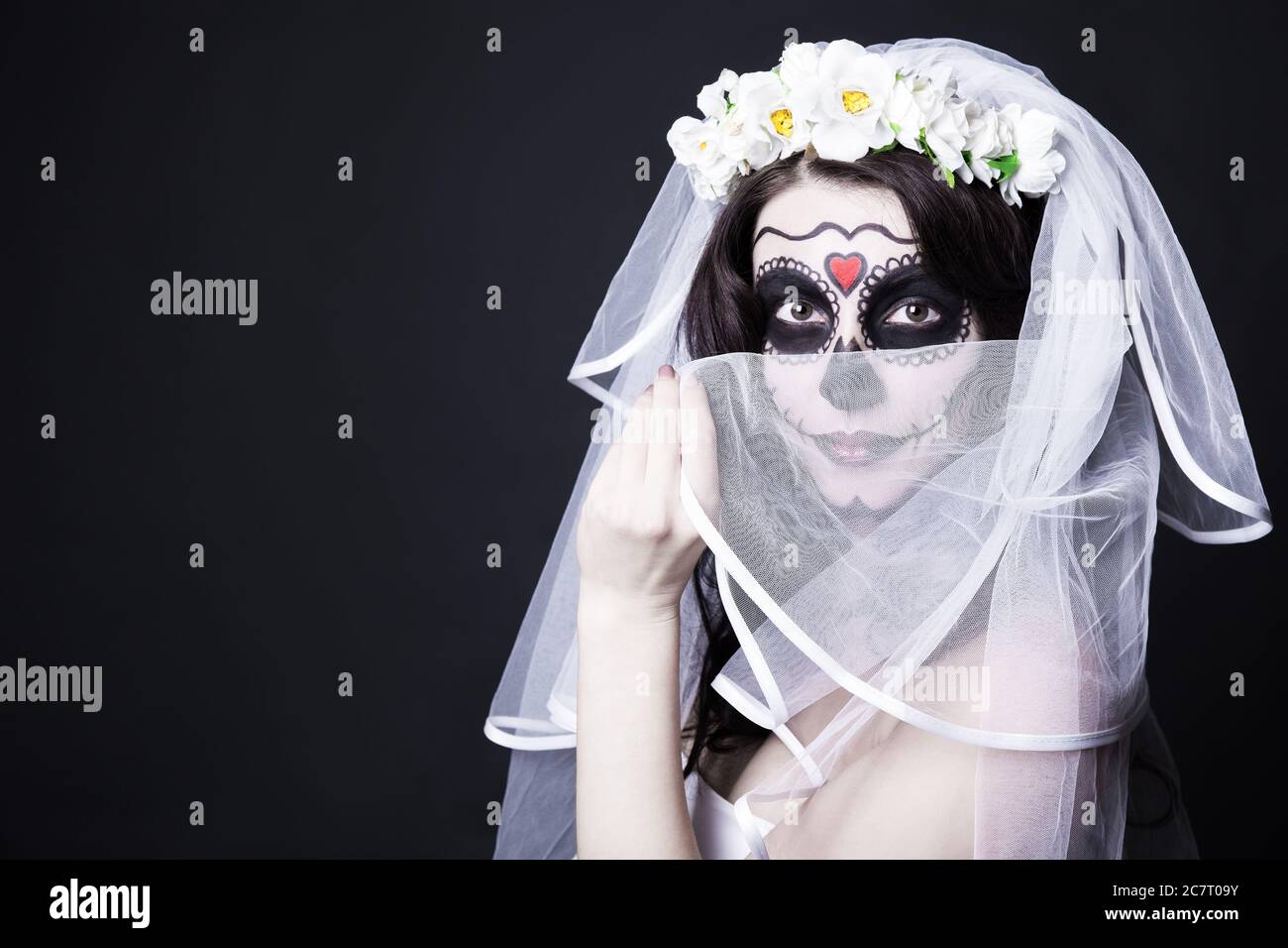 Halloween Concept - sposa donna con zucchero creativo cranio compongono e velo nuziale su sfondo nero Foto Stock