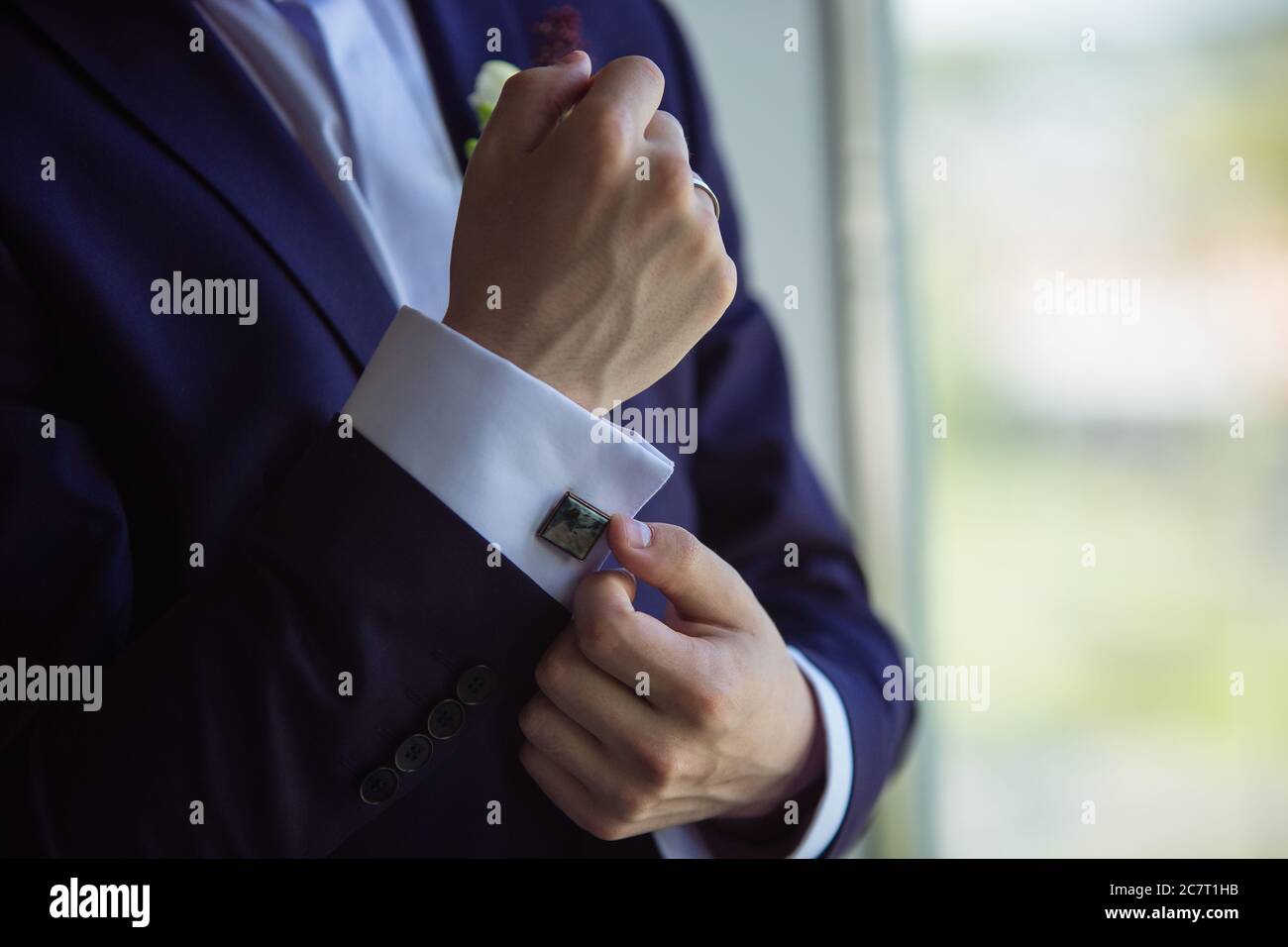 L'uomo nella camicia bianca nella finestra vestito gemelli Foto Stock