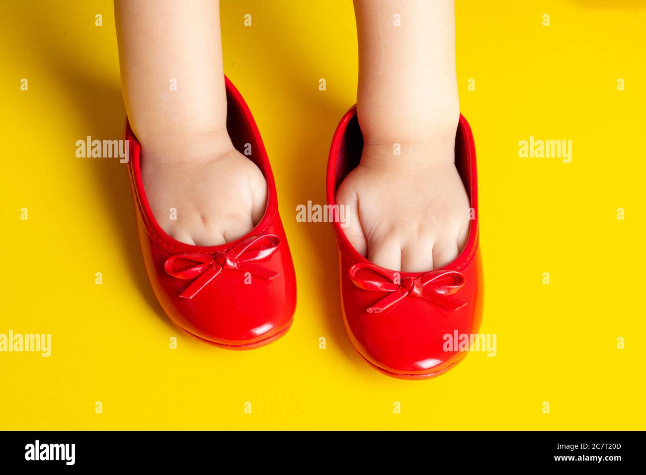 le mani femminili all'interno di scarpe rosse moda, concetto di moda  capretto Foto stock - Alamy