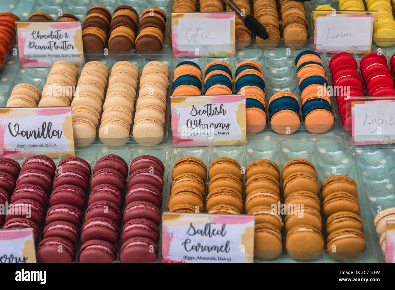 Torte di macaroon francesi sul mercato storico di Grassmarket a Edimburgo, la capitale della Scozia, parte del Regno Unito Foto Stock