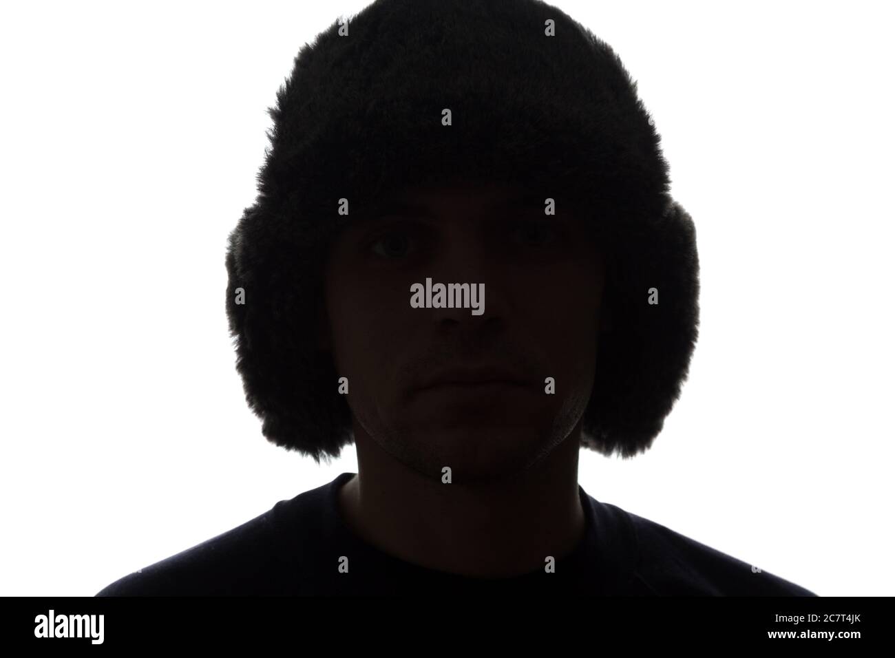 Un giovane uomo in cappello guarda avanti - silhouette orizzontale di una vista frontale Foto Stock