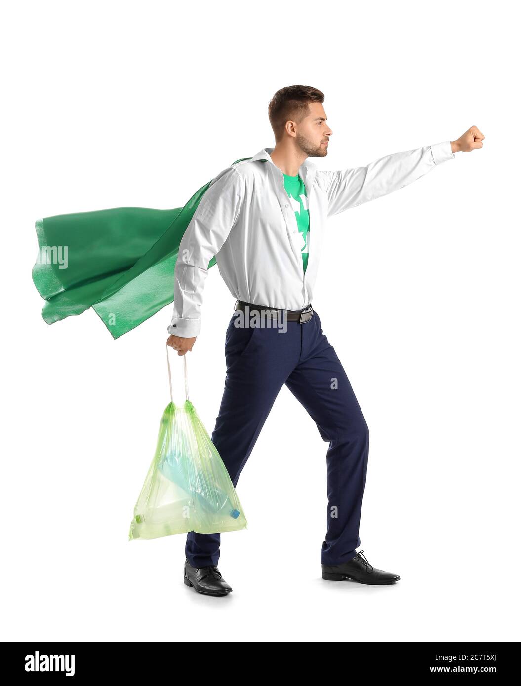 Uomo vestito da supereroe ecologico con sacchetto di spazzatura su sfondo  bianco Foto stock - Alamy