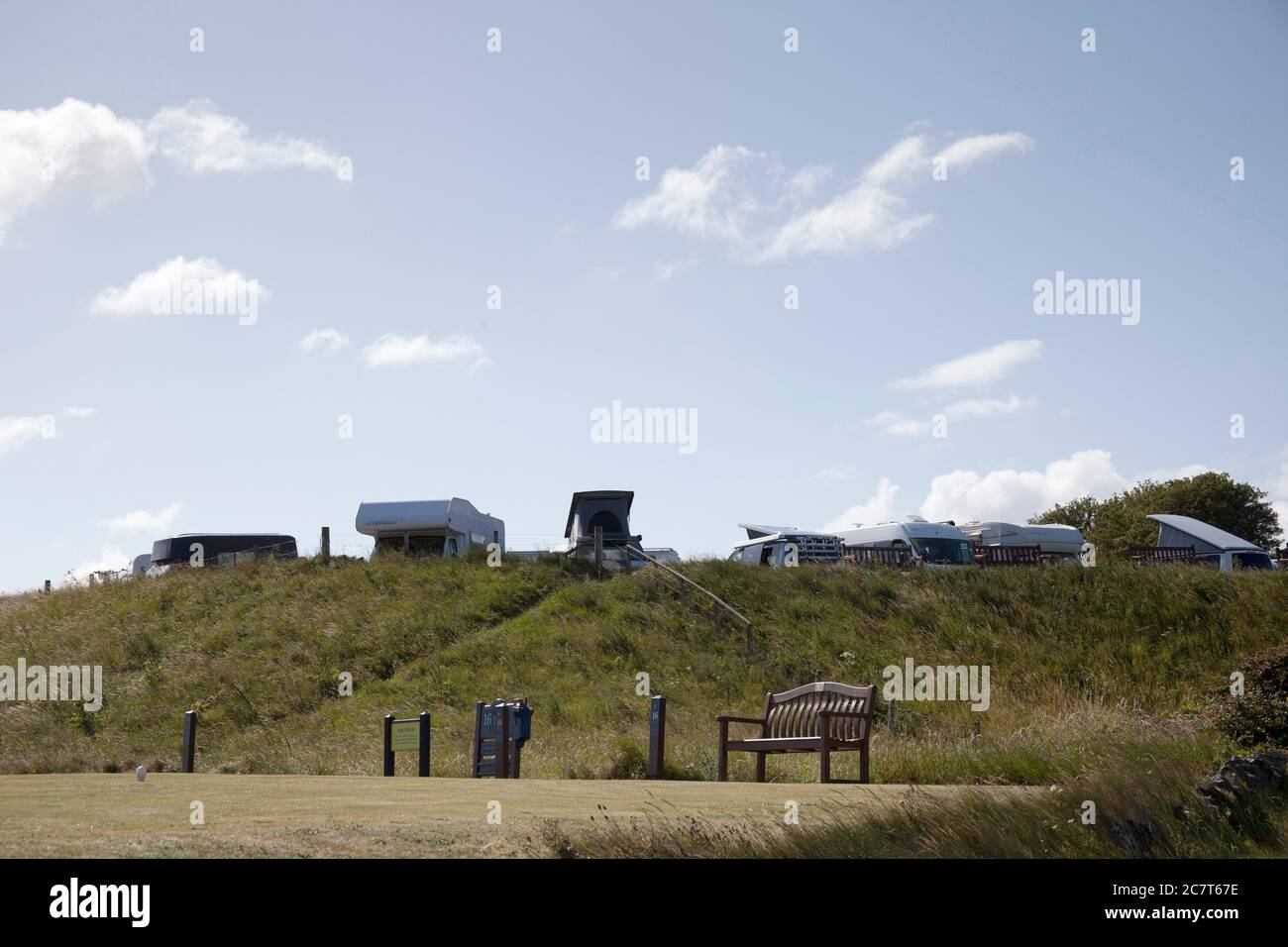 Covid-19 lockdown easing, North Berwick, East Lothian, Scotland, UK. 19 luglio 2020. East Lothian sembra avere un approccio più liberale ai veicoli camper, mentre attualmente alcune altre regioni della Scozia stanno stringendo su questa attività e consigliando l'uso di campeggi ufficiali. Il governo scozzese ha attenuato le restrizioni di Lockdown per quanto riguarda i viaggi in Scozia sembra che i proprietari di Campervan e Motorhome siano in vigore nei parcheggi gratuiti, a Musselburgh poco prima delle 9 del mattino, dove quattro hanno parcheggiato e a North Berwick poco prima delle 10 del mattino. Foto Stock