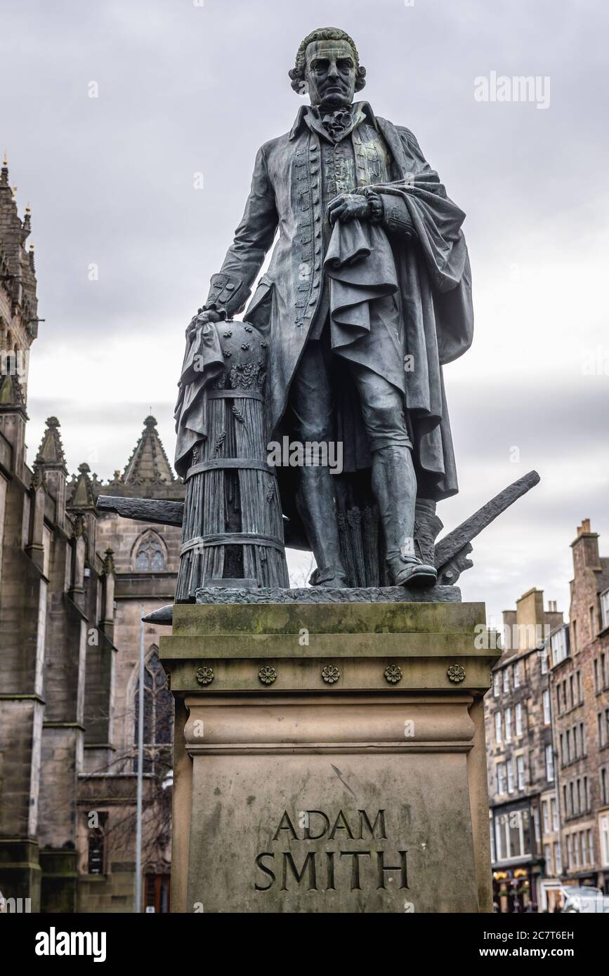 Statua di Adam Smith accanto alla cattedrale di St Giles a Edimburgo, la capitale della Scozia, parte del Regno Unito Foto Stock