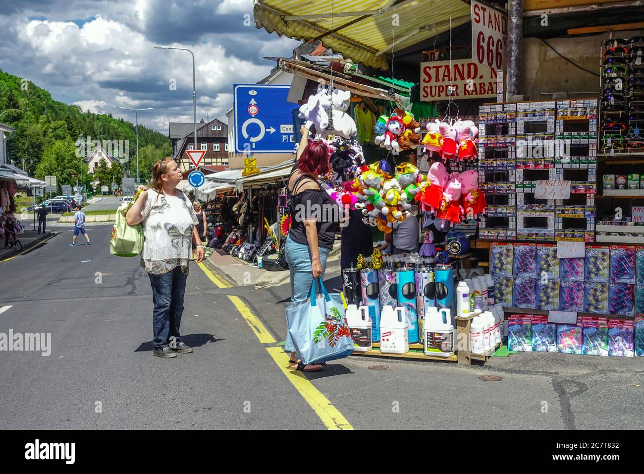 Villaggio Potucky-Johanngeorgstadt al confine. È famoso per il mercato vietnamita sul confine ceco della Repubblica Ceca Foto Stock