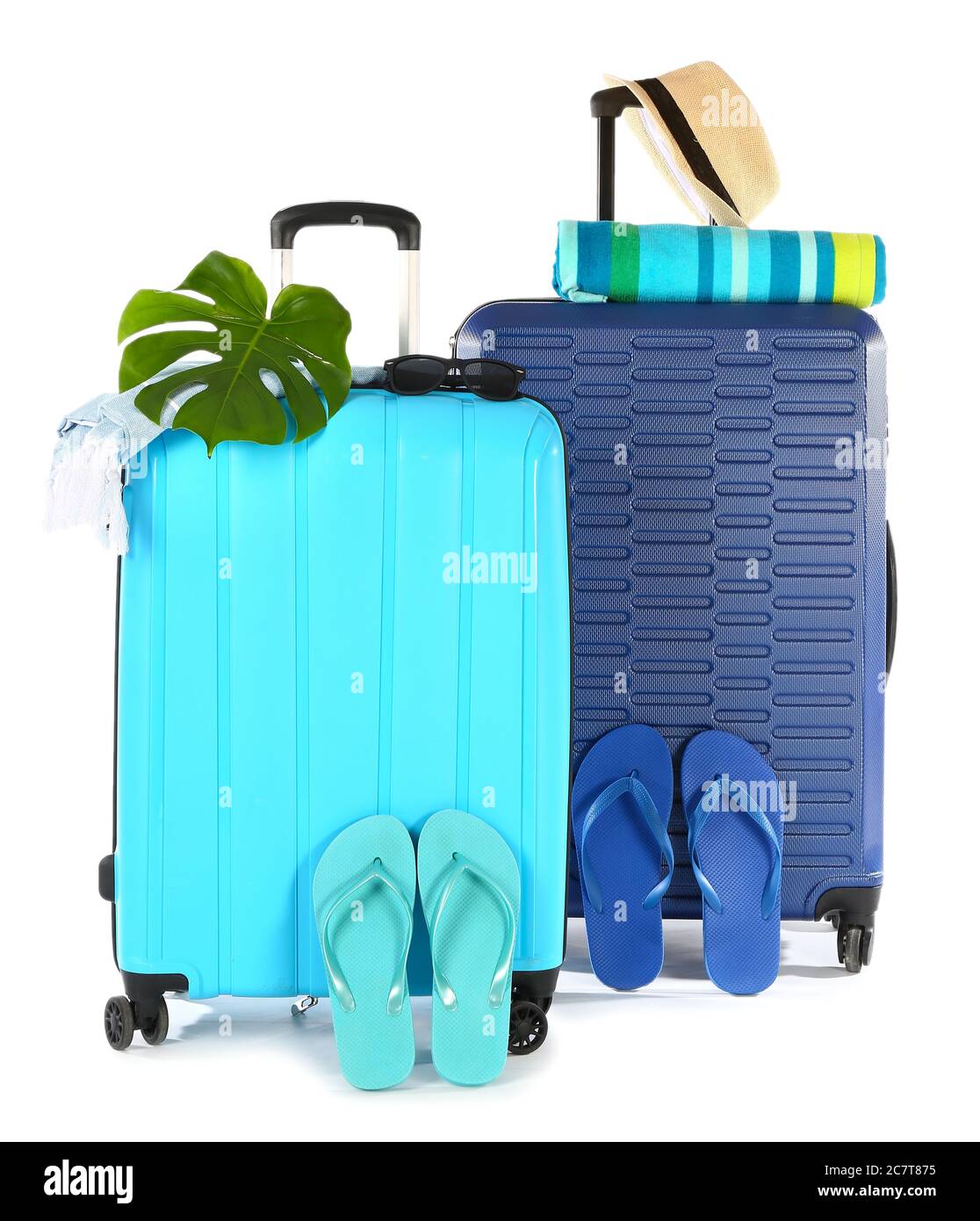 Valigie confezionate con accessori da spiaggia su sfondo bianco. Concetto di viaggio Foto Stock