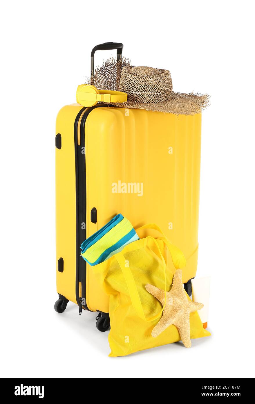 Valigia con accessori da spiaggia su sfondo bianco. Concetto di viaggio Foto Stock