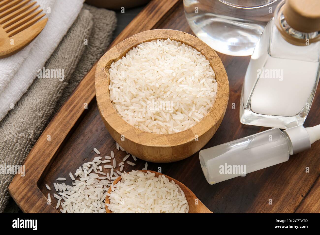 Acqua di riso sana sul tavolo Foto Stock