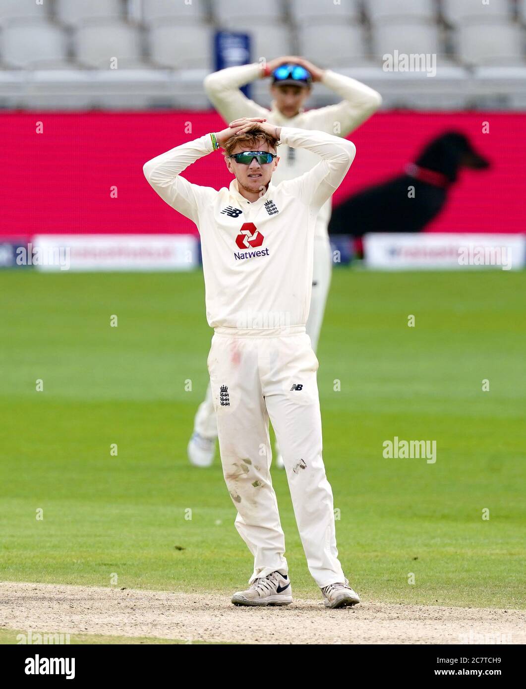 Dom Bess (fronte) e Joe Root reagiscono mentre concedono corse durante il quarto giorno del secondo test a Emirates Old Trafford, Manchester. Foto Stock