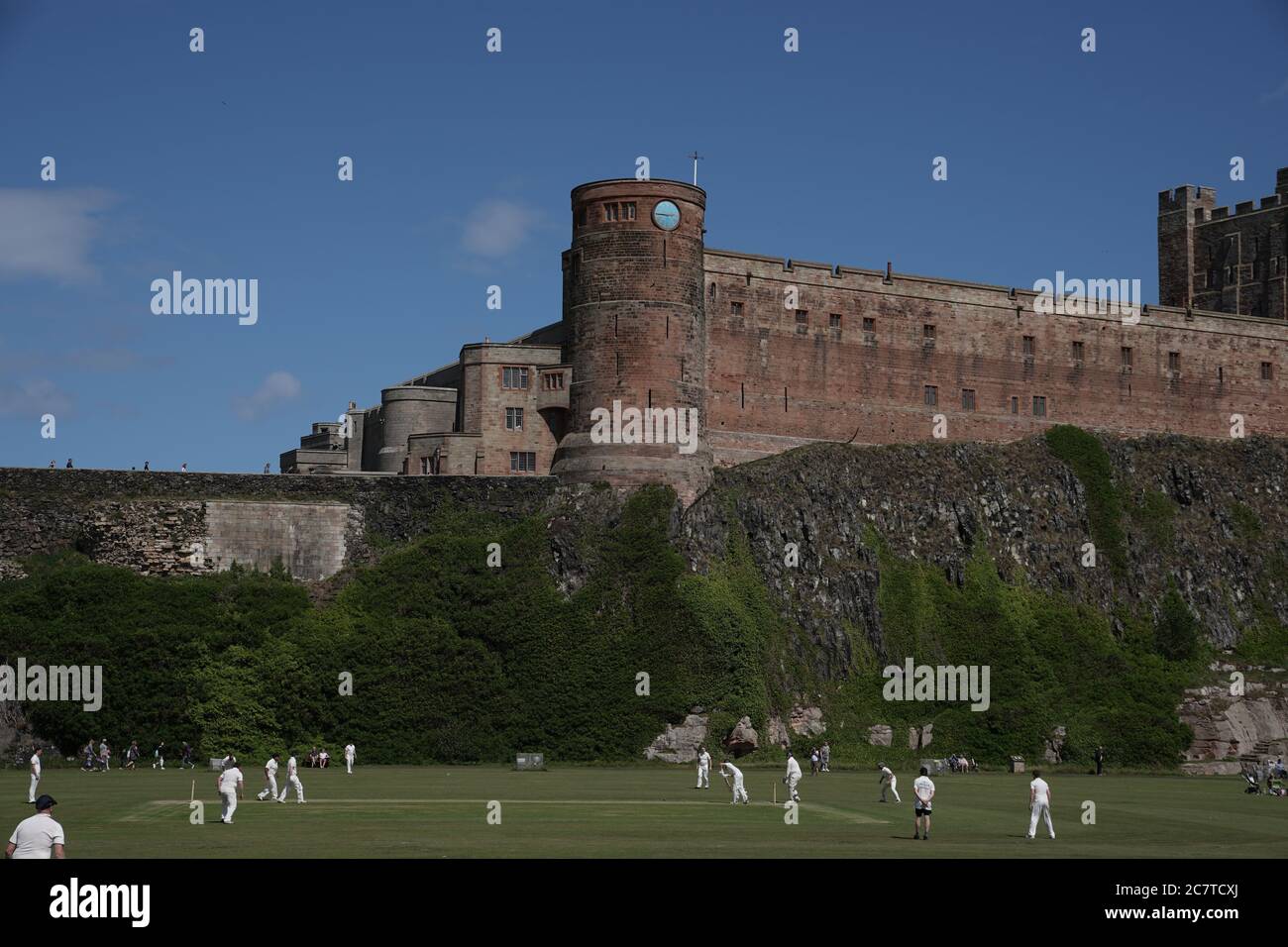 Il club di cricket di Bamburgh gioca la loro prima partita di cricket dal covid-19 contro i Cavalieri di Belmont , Durham, sotto le mura del castello di Bamburgh in Northumberland. Foto Stock