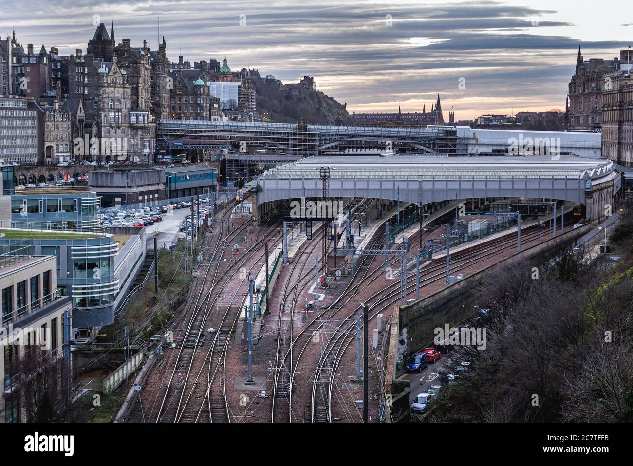 Stazione ferroviaria di Waverley, stazione principale di Edimburgo, la capitale della Scozia, parte del Regno Unito Foto Stock