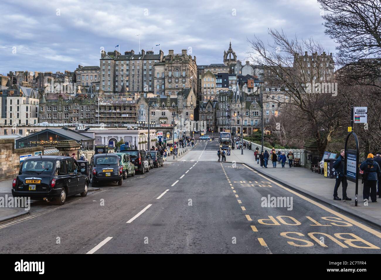 Waverley Bridge visto da Princess Street a Edimburgo, la capitale della Scozia, parte del Regno Unito Foto Stock