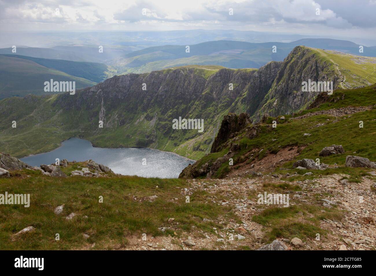 Vista estiva di Llyn Cau e le suggestive scogliere sotto il sentiero Minffordd salita Cadair Idris Foto Stock