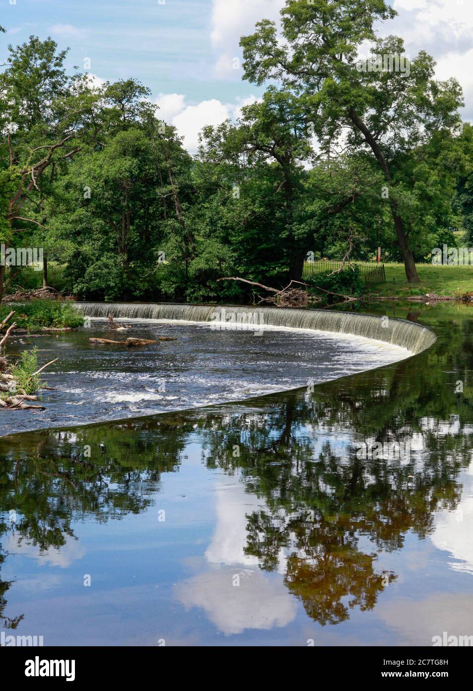 Le Horseshoe Falls Weir a Llantysilio, costruite da Thomas Telford nel 1808 sul fiume Dee vicino a Llangollen Powys Wales Foto Stock