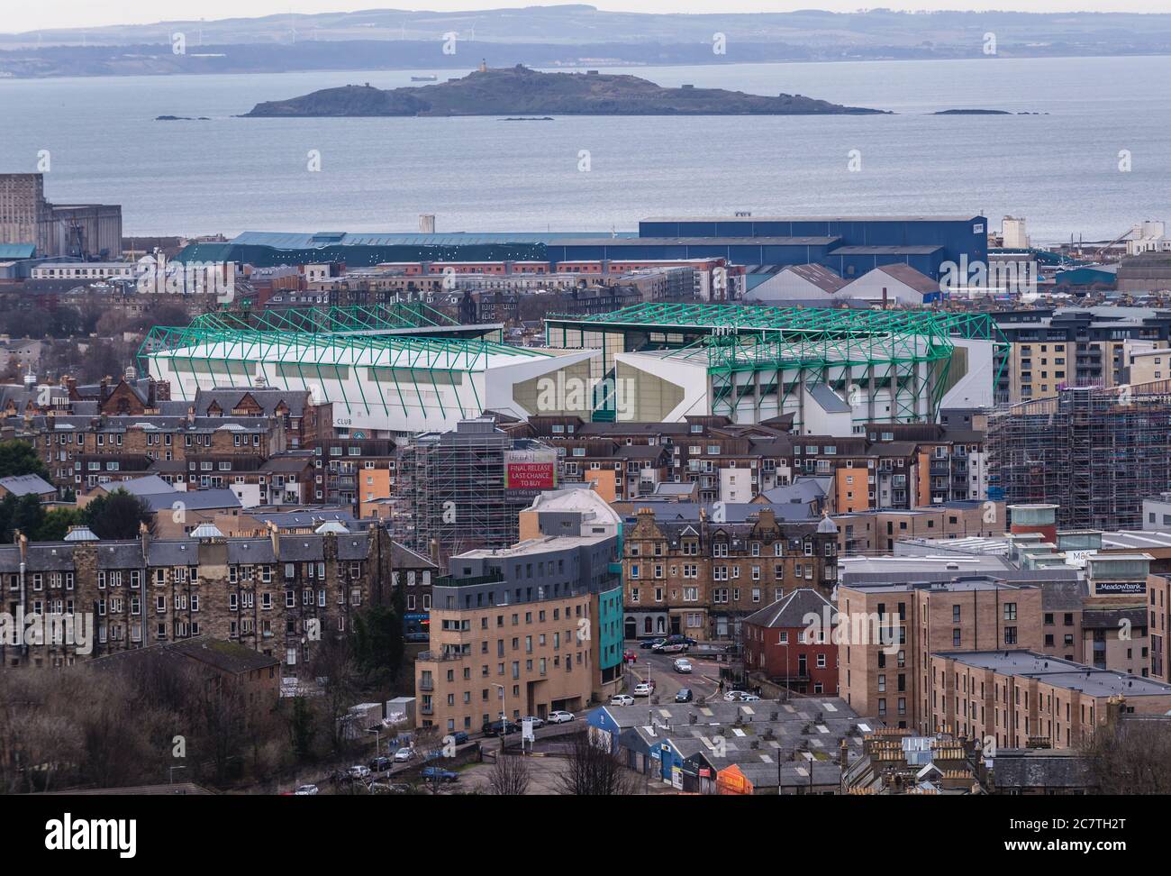 Vista sulla strada di Pasqua da Holyrood Park a Edimburgo, la capitale della Scozia, parte del Regno Unito, Inchkeith islanda sullo sfondo Foto Stock