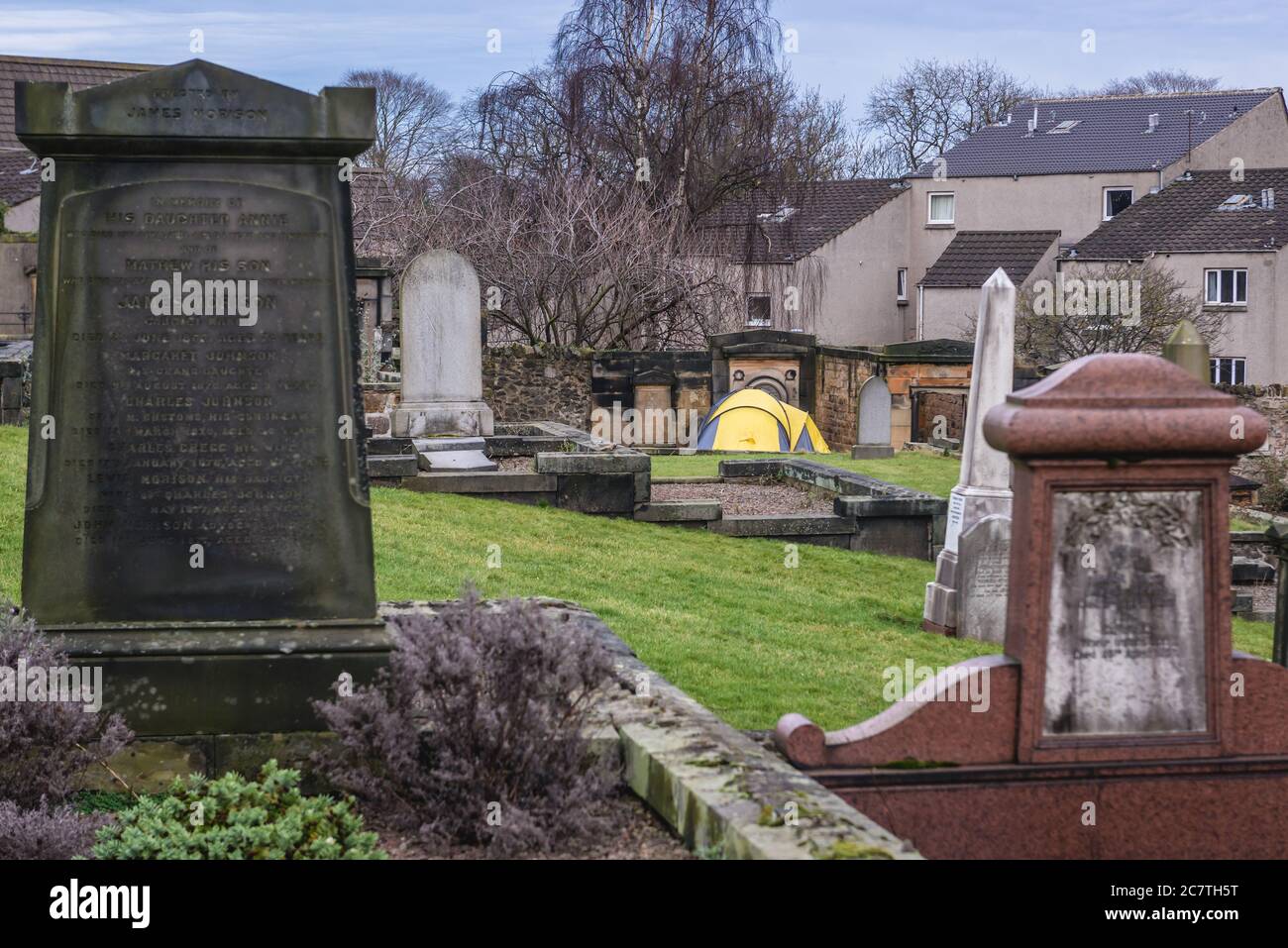 Tenda sul terreno di sepoltura di New Calton sulle pendici sud-est di Calton Hill a Edimburgo, la capitale della Scozia, parte del Regno Unito Foto Stock