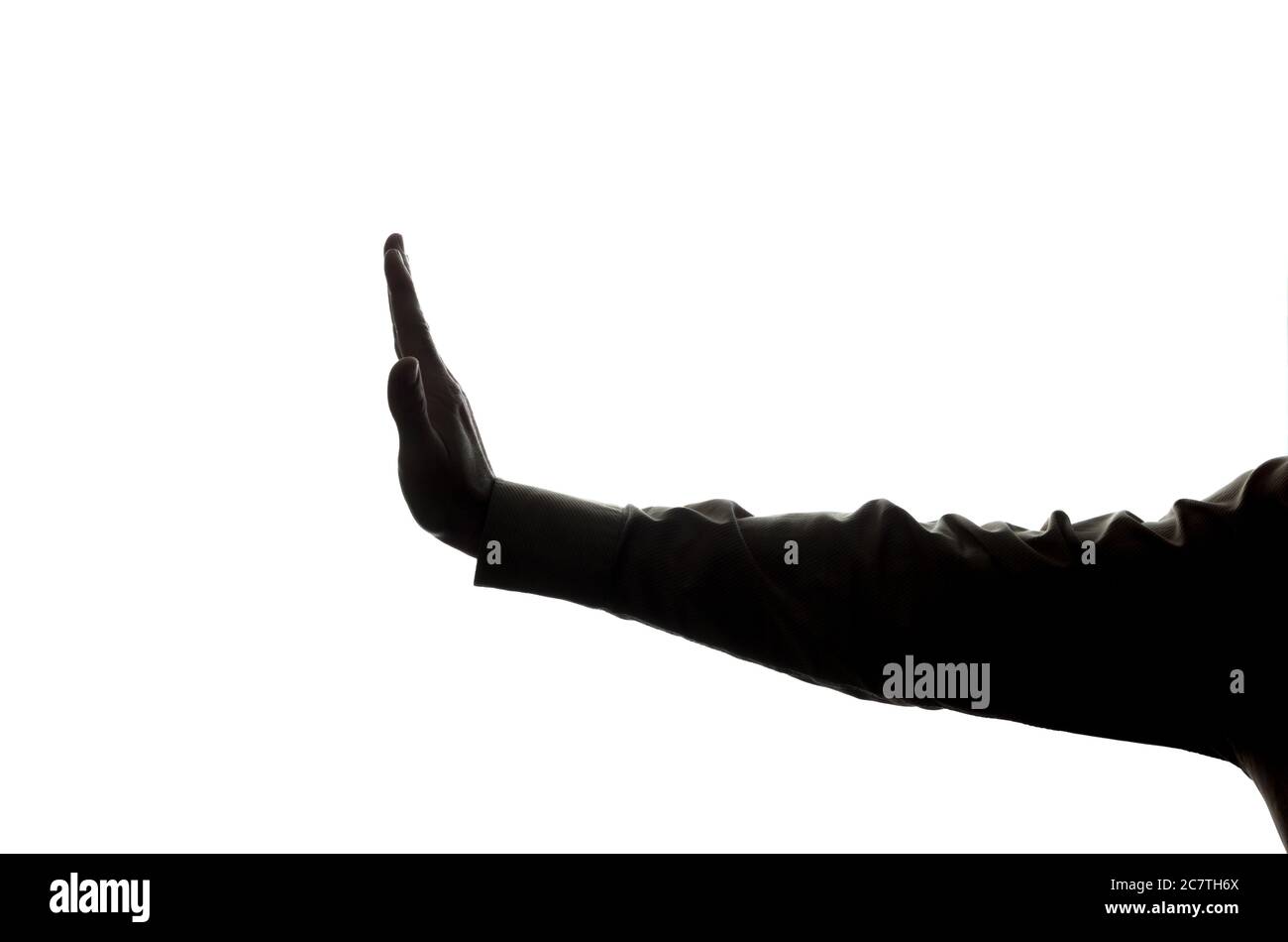 La mano dell'uomo mostra un simbolo di stop, negazione, discordia - silhouette Foto Stock