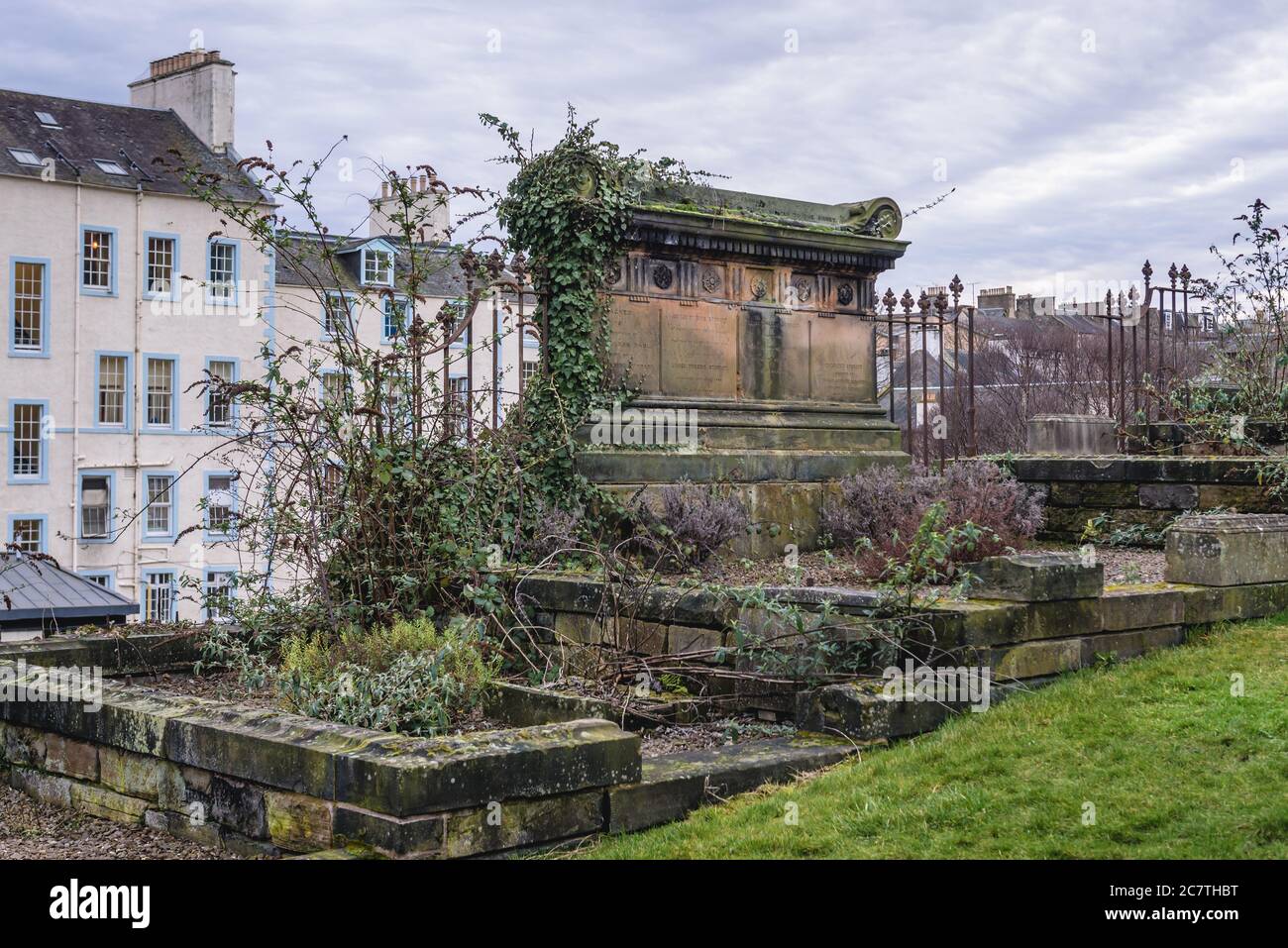 Vecchia tomba su un terreno di sepoltura di New Calton sulle pendici sud-est di Calton Hill a Edimburgo, la capitale della Scozia, parte del Regno Unito Foto Stock