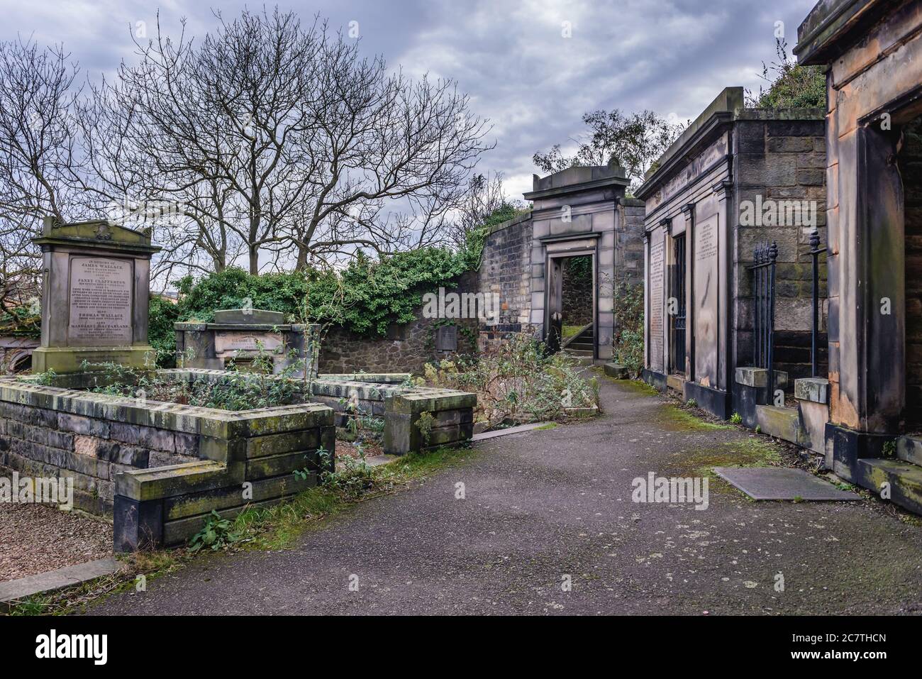 Vecchie tombe sul terreno di sepoltura di New Calton sulle pendici sud-orientali di Calton Hill a Edimburgo, la capitale della Scozia, parte del Regno Unito Foto Stock