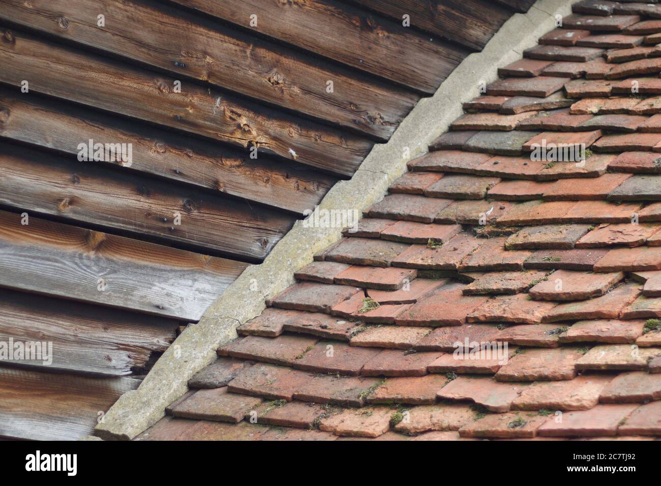Sfondo di vecchie travi in legno e rustiche tegole stagne Foto Stock