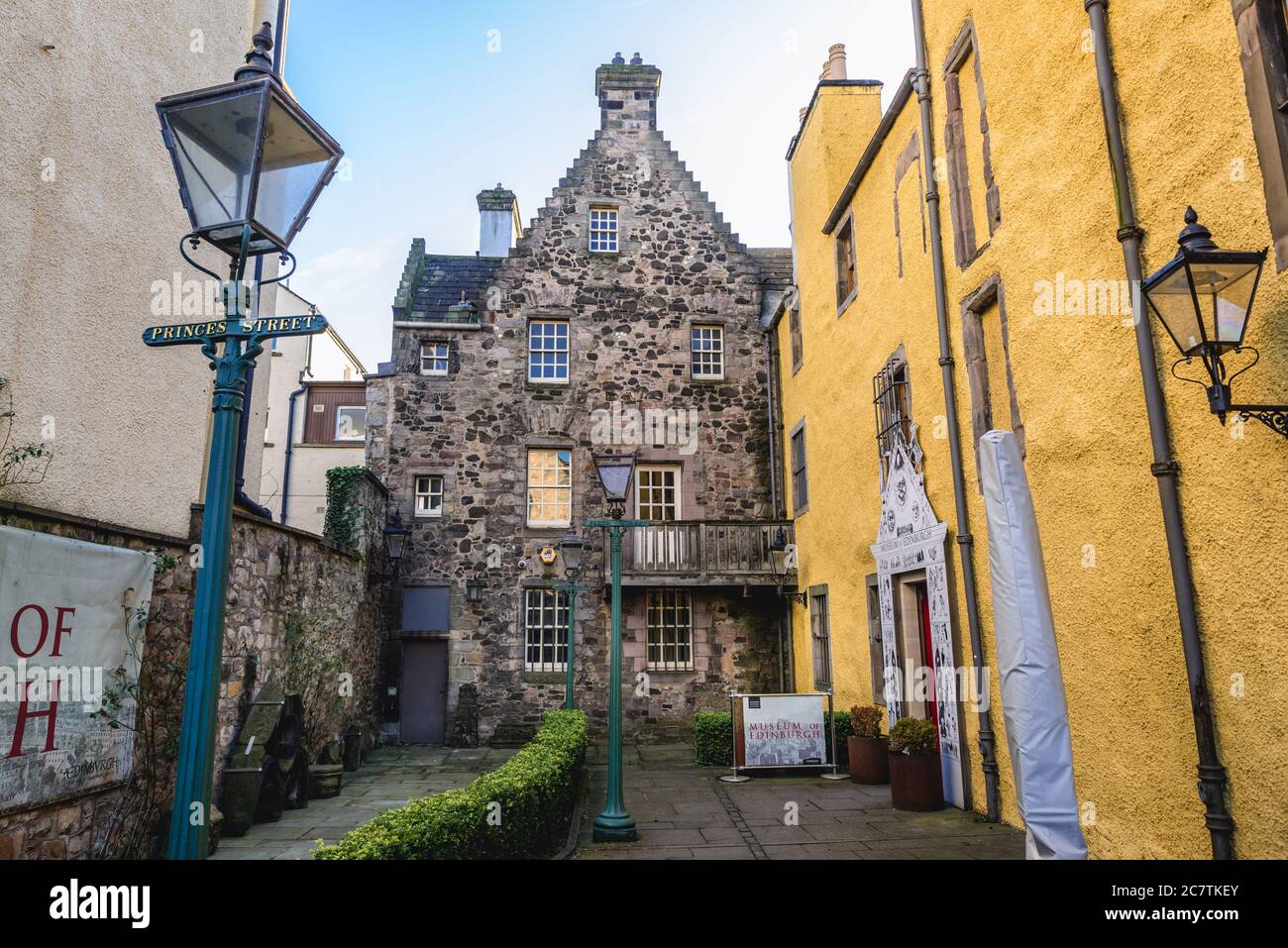 Il Courtyard nidifica al Museum of Edinburgh su Canongate Street, parte del Royal Mile di Edinburgo, la capitale della Scozia, parte del Regno Unito Foto Stock