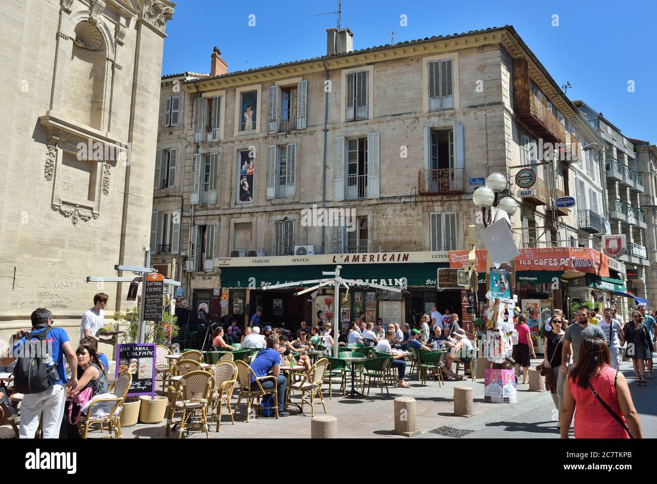 AVIGNONE, FRANCIA - 12 LUGLIO 2014: Scena di strada nel centro storico di Avignone. Avignone è una famosa e molto popolare tra le città turistiche in Provenza Foto Stock